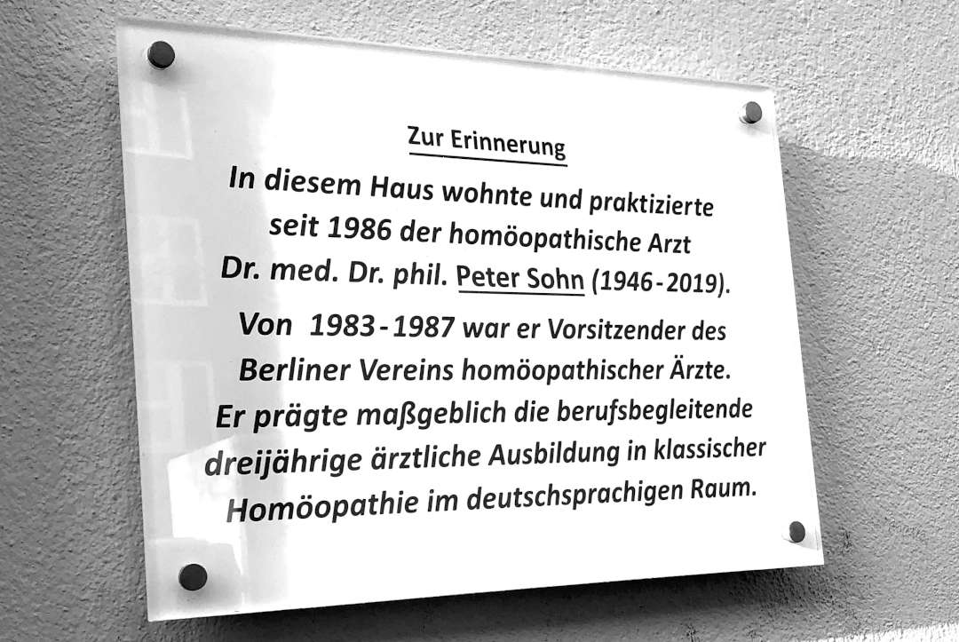 Nachruf auf einer Plakette am Haus des homöopatischen Arzt Doktor med. Doktor phil. Peter Sohn in Berlin.